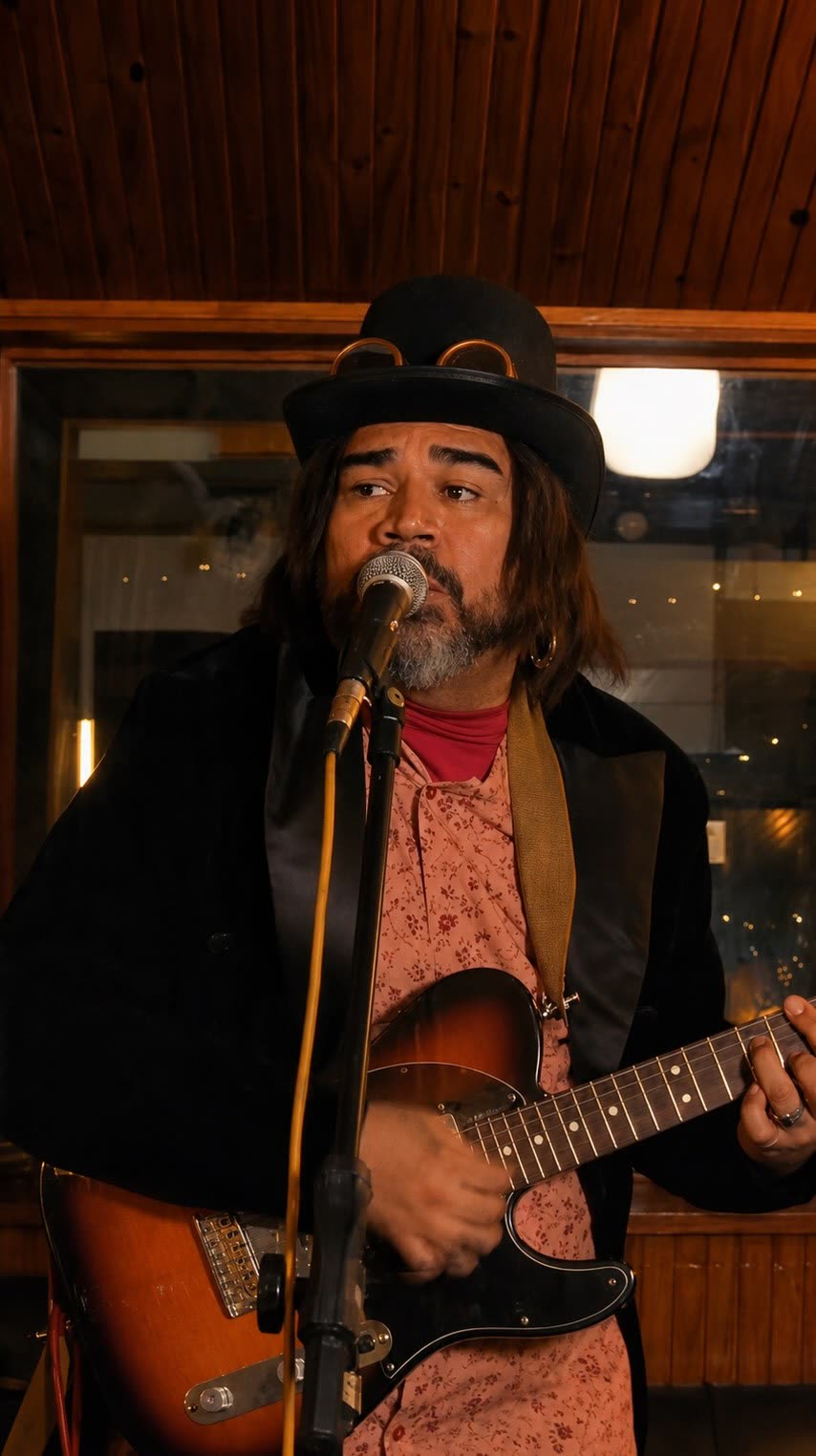 Maelson Cardoso de cartola cantando com telecaster
