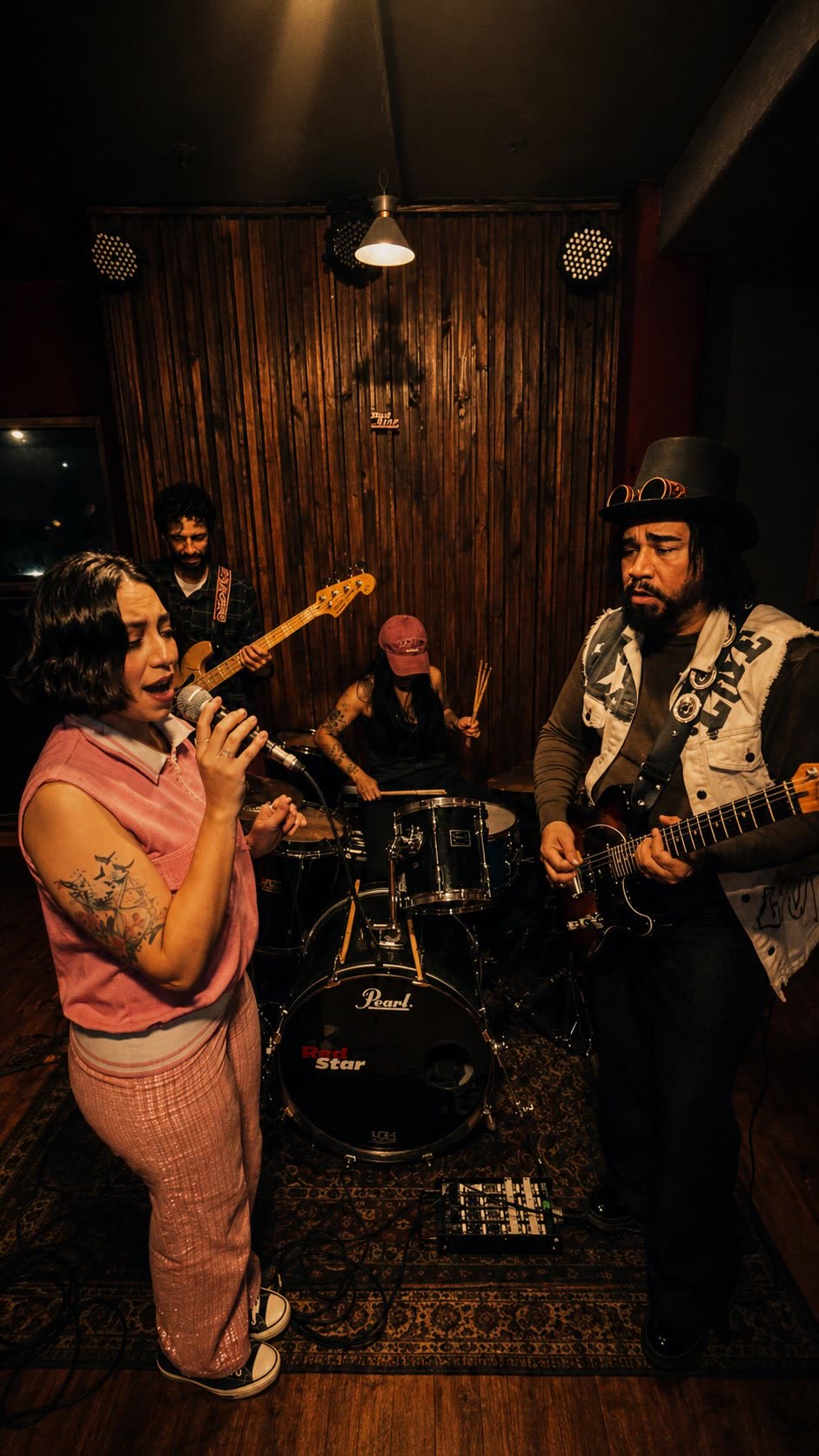 Banda ensaiando em sala de madeira com bateria Pearl